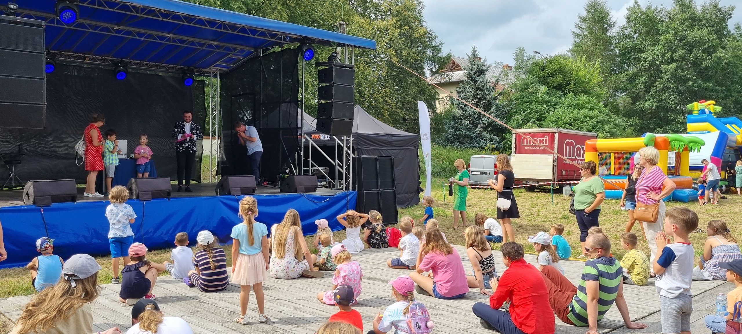 Dzieci zgromadzone pod sceną Dzieci zgromadzone pod sceną